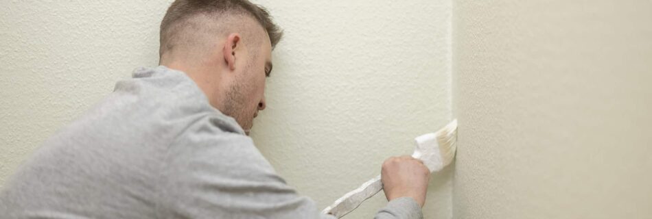 Hvordan udregner man prisen på maling af en facade?