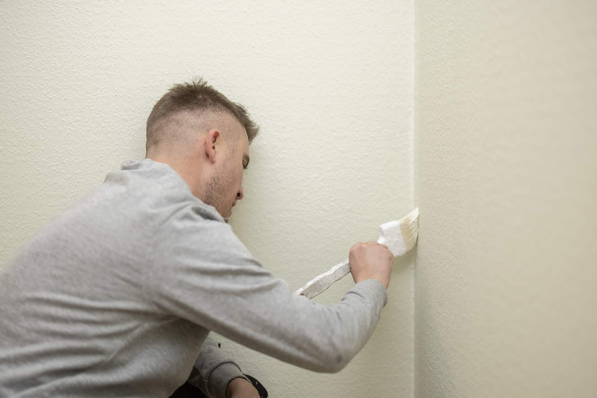 Hvordan udregner man prisen på maling af en facade?