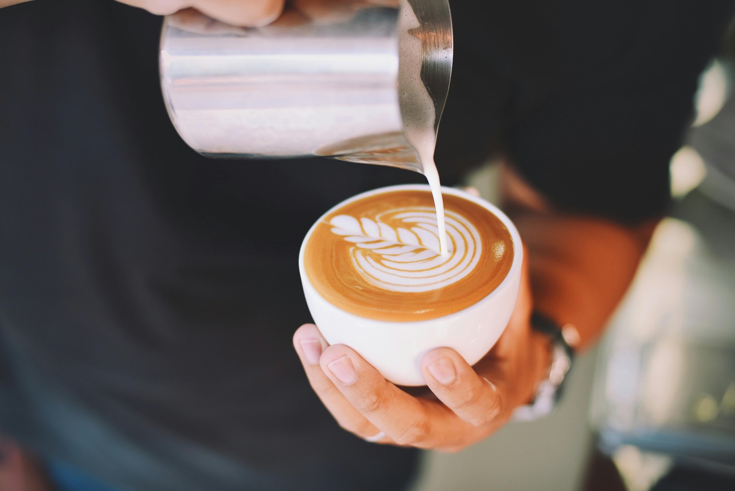 Find den perfekte mælkeskummer til hjemmets caféoplevelse