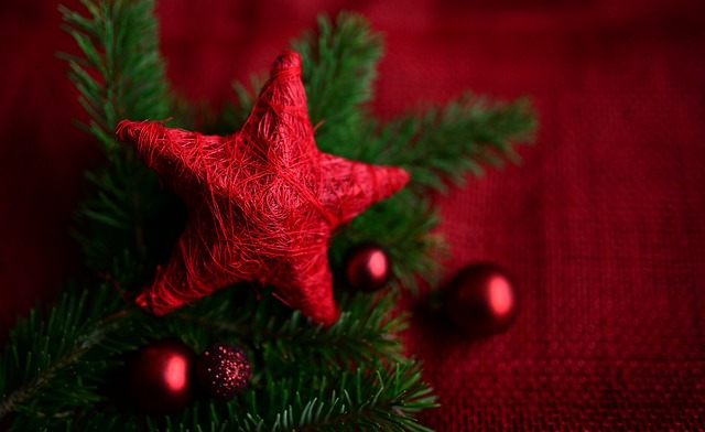 Skab hygge og stemning med smukke juleservietter og en unik juletræsfod
