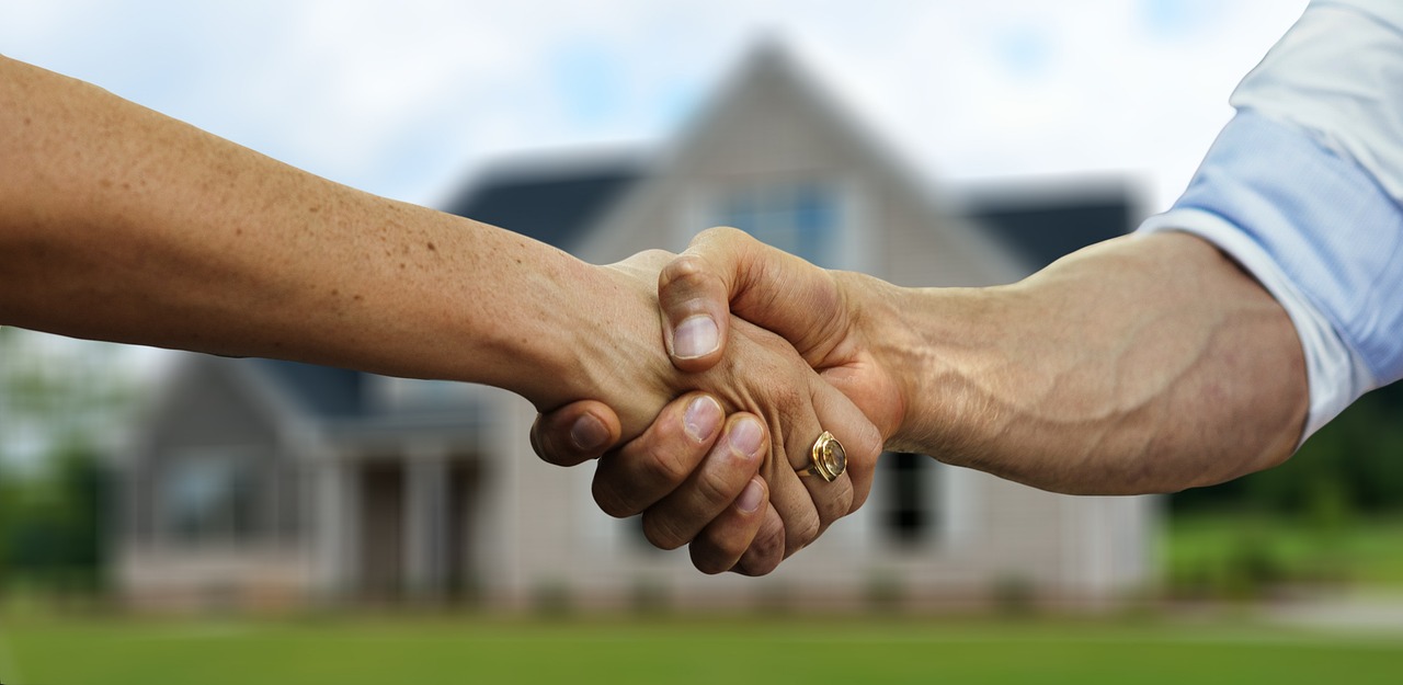 Undgå faldgruberne: Sådan hjælper en rådgiver dig til et trygt boligkøb